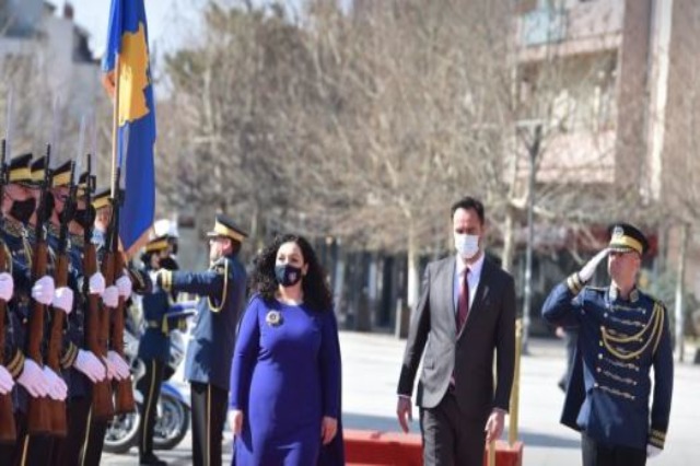 Vjosa Osmani merr zyrtarisht detyrën e Presidentes së Kosovës