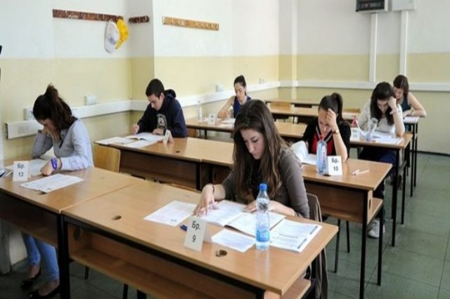 Maturantët në Shqipëri zhvillojnë sot provimin e parë të Maturës Shtetërore