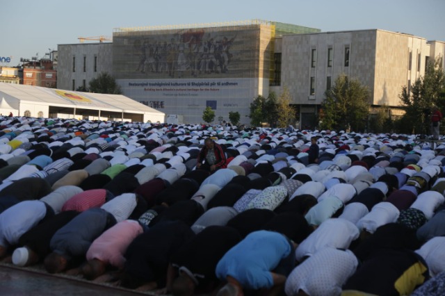 Besimtarët myslymanë shqiptarë falin namazin e Kurban Bajramit