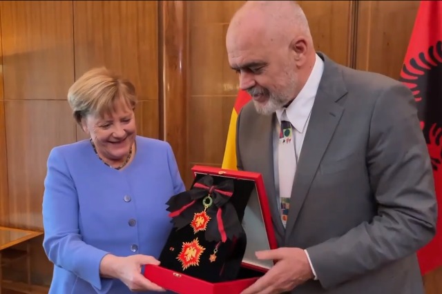 Rama dekoron Merkelin me "Yllin e Mirënjohjes"
