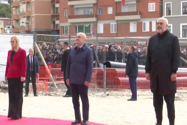 28 nëntori, mbahet ceremonia e ngritjes së flamurit në Vlorë, Meta e Rama përkrah njëri-tjetrit