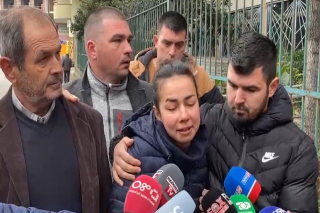 3-vjeçari humbi jetën në kopësht, familjarët protestë para prokurorisë në Fier: ”Të zbardhet ngjarja”