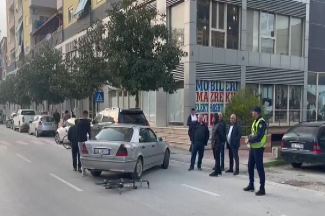 Fier, përplaset nga makina 12-vjeçari teksa lëvizte me biçikletë. I mituri përfundon në spital