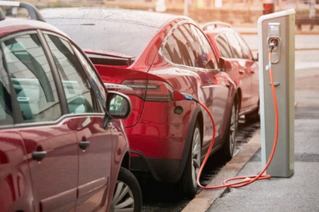 Historike, në Europë shitja e makinave elektrike i kalon ato me naftë